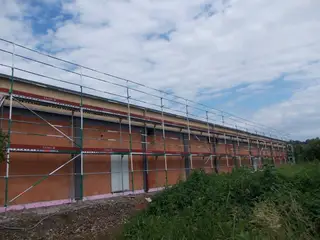 Langes Flächengerüst an einem Klinkergebäude