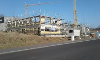 Flächengerüst an einem Neubau an der Straße