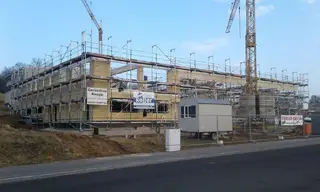 Mehrgeschossiger Neubau, vollständig eingerüstet
