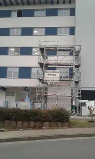 Schmales Fassadengerüst an einem Bürogebäude