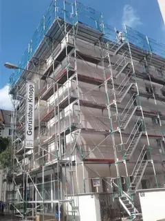Hohes Fassadengerüst mit Leitergang an einem Wohnhaus