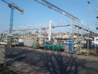 Gerüste an mehreren Neubauten mit Baukränen