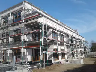 Fassadengerüst an einem dreigeschossigen Mehrfamilienhaus