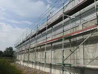Langes Fassadengerüst an einem Gewerbegebäude