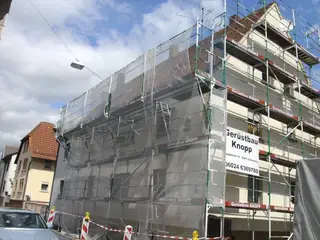 Fassadengerüst mit Schutznetz an einem Wohnhaus