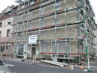 Fassadengerüst an einem mehrgeschossigen Wohnhaus