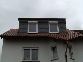 Mit Schiefer verkleidete Dachgaube
