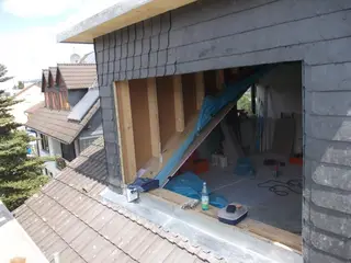 Dachgaube im Bau mit Metallanschlüssen