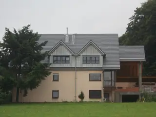 Mehrfamilienhaus mit neuem Dach und Spenglerarbeiten