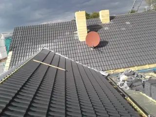 Dachsanierung mit Anschlussblechen am Kamin