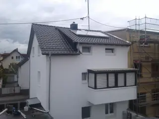 Saniertes Wohnhaus mit neuer Dacheindeckung und Dachrinnen