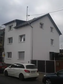 Wohnhaus mit neuem Dach, Dachrinne und Fallrohr