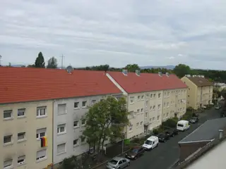 Neu eingedeckte Dächer einer Wohnanlage