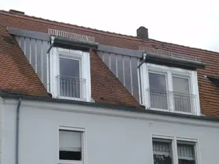Dachgauben mit Metallverkleidung auf einem Ziegeldach
