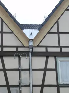 Dachkehle mit Fallrohr an einem Fachwerkgebäude