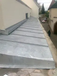 Blechabdeckung auf einer Mauerkrone