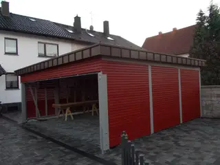 Garage mit Metallverkleidung und Dachabschluss