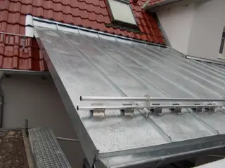 Metalldach über einem Anbau