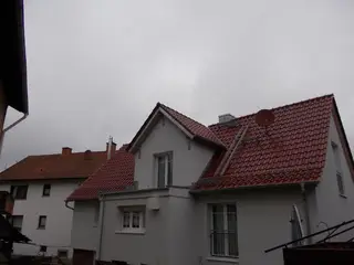 Wohnhaus mit neuem Ziegeldach und Gauben