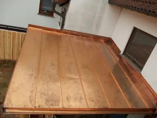 Kupferfarbenes Metalldach