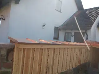 Blechabdeckung auf einer Holzwand