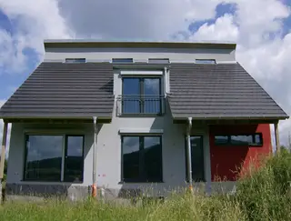 Neubau mit neuer Ziegeleindeckung und Dachrinnen