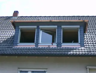 Schieferverkleidete Dachgaube mit drei Fenstern