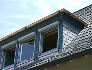 Dachgaube mit Schieferverkleidung und Dachrinne