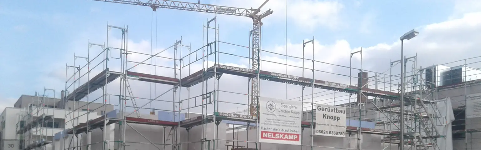 Fassadengerüst der Knopp GmbH aus Sailauf an einem mehrgeschossigen Gebäude
